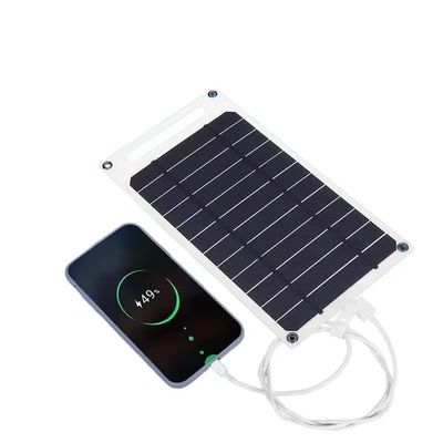 Cargador de teléfono celular con panel solar de 10W durante actividades al aire libre